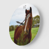 クリの馬がバンクシアの木を嗅ぎ ラージ壁時計 (傾斜)