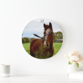 クリの馬がバンクシアの木を嗅ぎ ラージ壁時計 (ホーム)