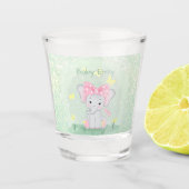 クリアリングにピンクの弓を持つ可愛いベビーゾウ ショットグラス (正面)