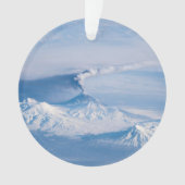 クリウチェフスコイ火山から放出されるプルーム。 オーナメント (正面)