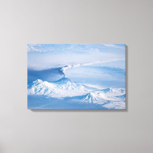 クリウチェフスコイ火山から放出されるプルーム。 キャンバスプリント (正面)