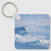 クリウチェフスコイ火山から放出されるプルーム。 キーホルダー (正面)