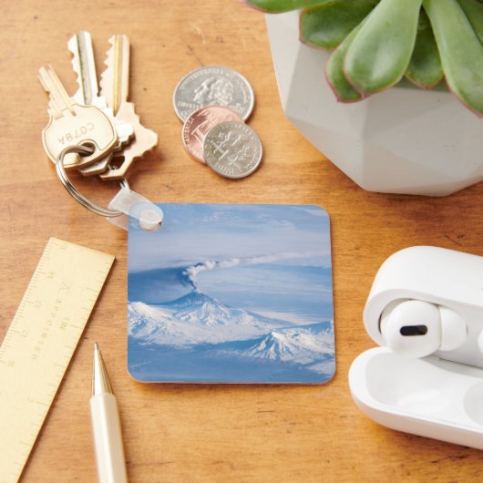 クリウチェフスコイ火山から放出されるプルーム。 キーホルダー (デスク)