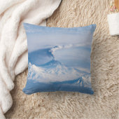 クリウチェフスコイ火山から放出されるプルーム。 クッション (ブランケット)