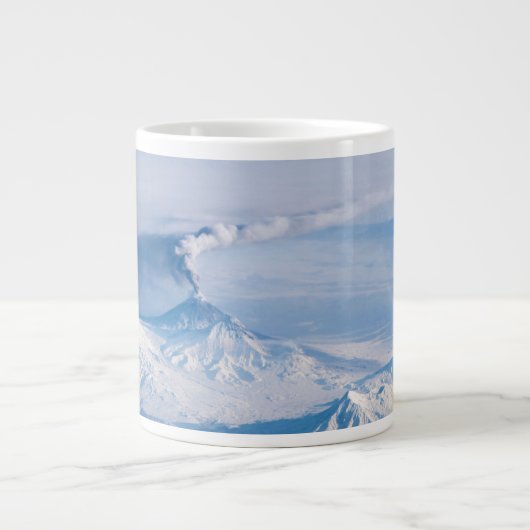 クリウチェフスコイ火山から放出されるプルーム。 ジャンボコーヒーマグカップ (正面)
