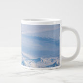 クリウチェフスコイ火山から放出されるプルーム。 ジャンボコーヒーマグカップ (右)