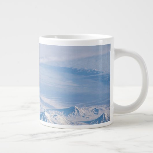 クリウチェフスコイ火山から放出されるプルーム。 ジャンボコーヒーマグカップ (右)
