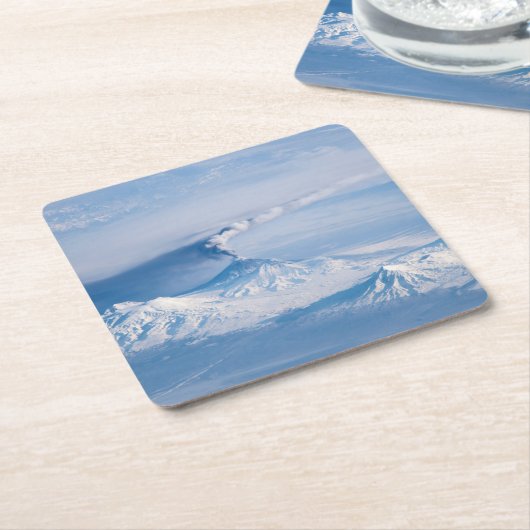 クリウチェフスコイ火山から放出されるプルーム。 スクエアペーパーコースター (アングル)