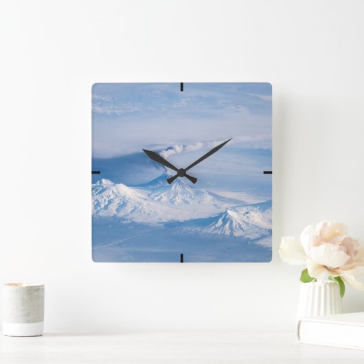 クリウチェフスコイ火山から放出されるプルーム。 スクエア壁時計 (ホーム)
