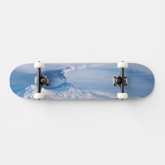 クリウチェフスコイ火山から放出されるプルーム。 スケートボード (横)