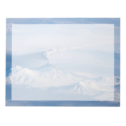 クリウチェフスコイ火山から放出されるプルーム。 ノートパッド (正面)