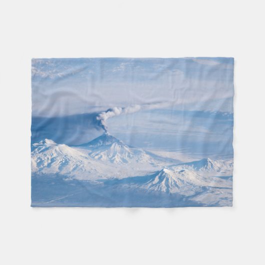 クリウチェフスコイ火山から放出されるプルーム。 フリースブランケット (正面(横))