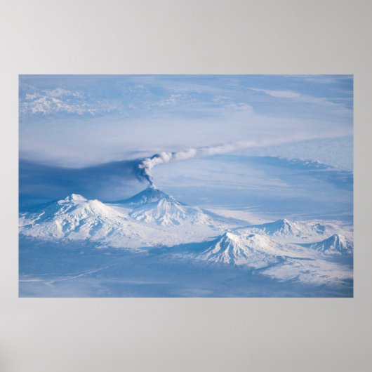 クリウチェフスコイ火山から放出されるプルーム。 ポスター (正面)