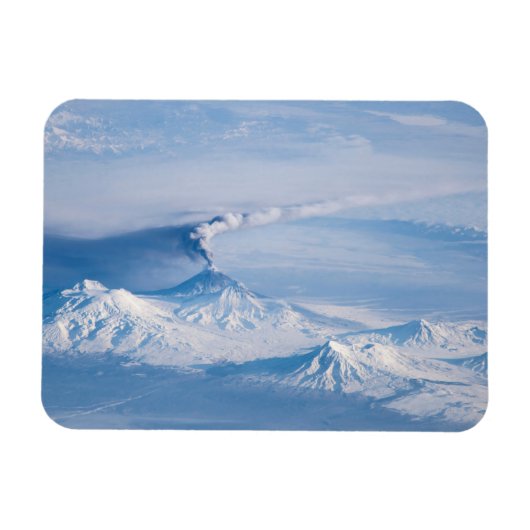 クリウチェフスコイ火山から放出されるプルーム。 マグネット (横)