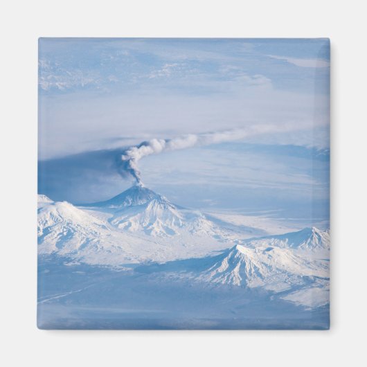 クリウチェフスコイ火山から放出されるプルーム。 マグネット (正面)