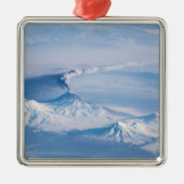 クリウチェフスコイ火山から放出されるプルーム。 メタルオーナメント (正面)