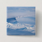 クリウチェフスコイ火山から放出されるプルーム。 缶バッジ (正面)