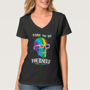 クリエイティブLgbtになる勇気を身に着けクールている Tシャツ