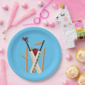 クリケットのウィケット、ヘルメット、こうもり、ボール。 ペーパープレート (パーティー)