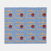 クリケットのボールと切り株(中) フリースブランケット (正面(横))