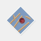 クリケットの切り株を青く打つクリケットのボール。 スタンダードカクテルナプキン (角)