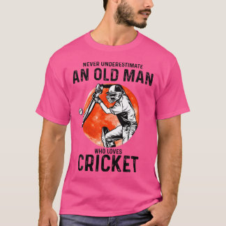 クリケットを愛する老人を決して過小評価しない Tシャツ