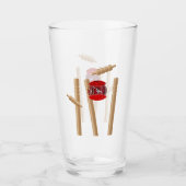 クリケット選手がボールに乗っている。 タンブラーグラス (正面)