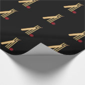 クリケット – ウィケット、こうもりとボール、黒い背景 ラッピングペーパー (角)