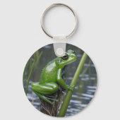 「クリスタルの透明度：葦の上の緑のガラスのカエル」 キーホルダー (裏面)