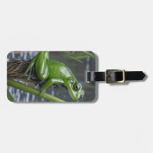 「クリスタルの透明度：葦の上の緑のガラスのカエル」 ラゲッジタグ (正面横)