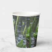 「クリスタルの透明度：葦の上の緑のガラスのカエル」 紙コップ (右)