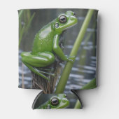 「クリスタルの透明度：葦の上の緑のガラスのカエル」 缶クーラー (正面)