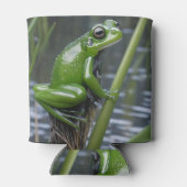 「クリスタルの透明度：葦の上の緑のガラスのカエル」 缶クーラー (裏面)