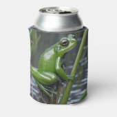 「クリスタルの透明度：葦の上の緑のガラスのカエル」 缶クーラー (缶裏面)