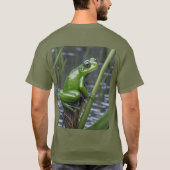 「クリスタルの透明度:葦の上の緑のガラスのカエル」 Tシャツ (裏面)
