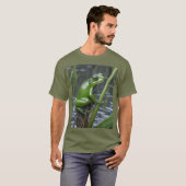 「クリスタルの透明度:葦の上の緑のガラスのカエル」 Tシャツ (正面フル)