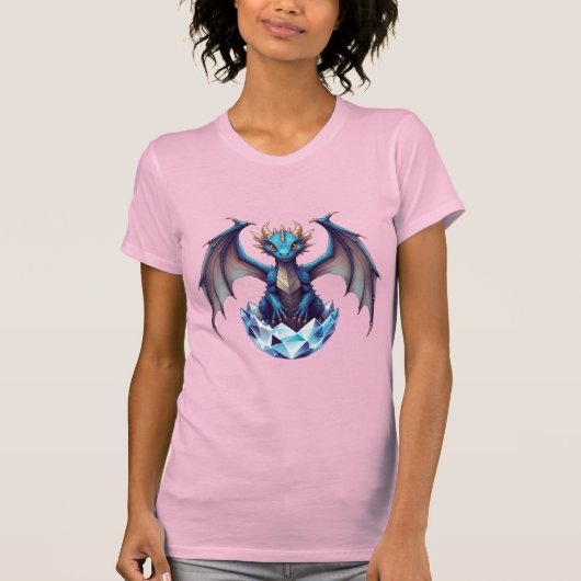 クリスタルエッグから孵化するドラゴンの子供Tシャツ Tシャツ (正面)