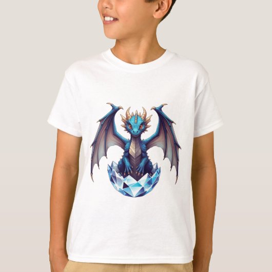 クリスタルエッグから孵化するドラゴンの子供Tシャツ Tシャツ (正面)