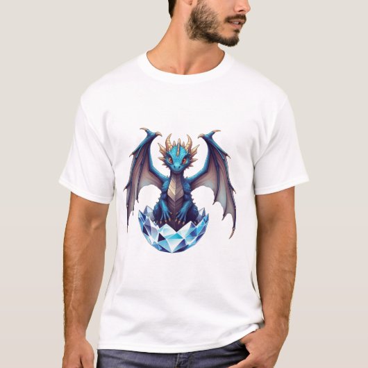 クリスタルエッグから孵化するドラゴンの子供Tシャツ Tシャツ (正面)