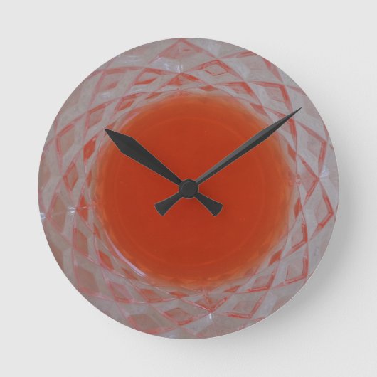 クリスタルグラスの中に入ったオレンジの飲み物 ラウンド壁時計 (正面)