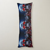 クリスタルスカルとルビーレッドアイズ抱き枕 ボディピロー (裏面 (縦))