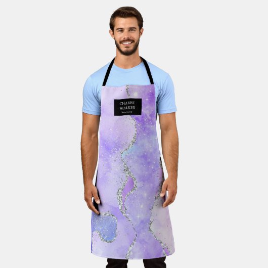 クリスタルピンクグリッター美容師サロンモノグラム エプロン (着用した状態)