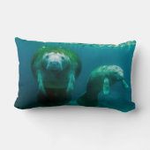 クリスタル・リバーで子牛とマナティー ランバークッション (裏面)