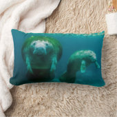 クリスタル・リバーで子牛とマナティー ランバークッション (ブランケット)