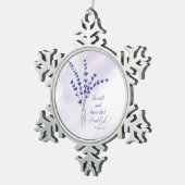 クリスチャン勇気付けられるラベンダーウィズ聖なる書物、 経典 スノーフレークピューターオーナメント (右)