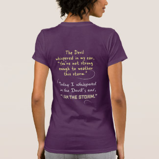 クリスチャン女性 私は嵐です 悪魔にささやいた Tシャツ
