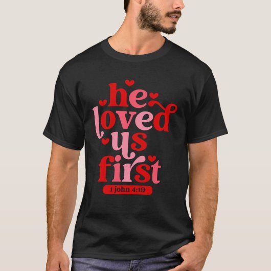 クリスチャン彼は私たちを愛した最初の聖書の聖句ピンク・バレン Tシャツ (正面)