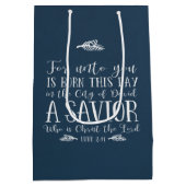 クリスチャン素朴クリスマス聖句タイポグラフィブルー ミディアムペーパーバッグ (裏面)