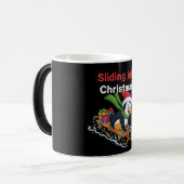 クリスマスおもしろいかわいいペンギンのスリディンに滑る モーフィングマグカップ (正面左)