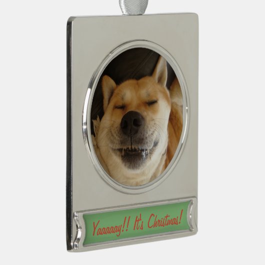 クリスマスおもしろいに微笑む秋田かわいい犬 シルバープレートバナーオーナメント (右)